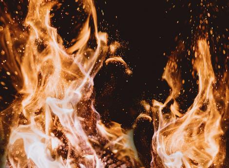 火灾发生第一时间是先报警还是先救火